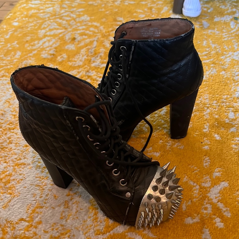 Spiked toe Litas